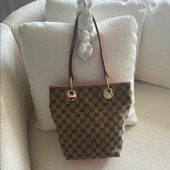 Gucci - Picture 1 of 7